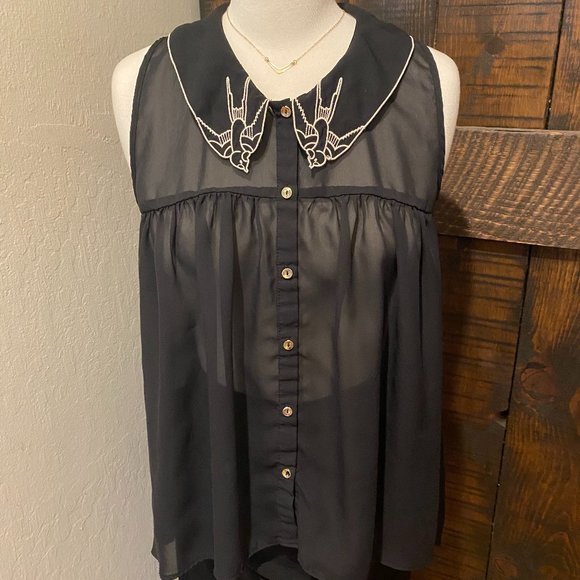 Dainty yet rock n roll sleeveless swallow blouse - Picture 3 of 6